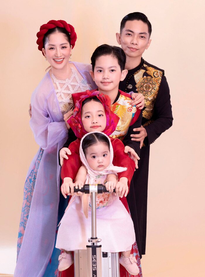 Khánh Thi - Phan Hiển chuẩn bị dành thời gian cho các con sau thời gian dài xa nhà để đi tập huấn.