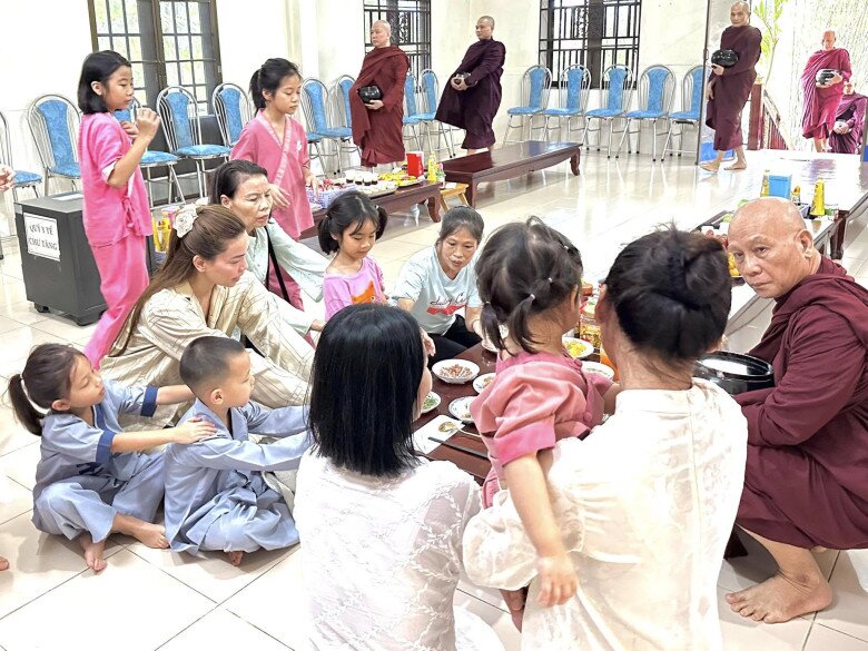 2 con của Hồ Ngọc Hà rất ngoan ngoãn phối hợp cùng mẹ tham gia hoạt động.