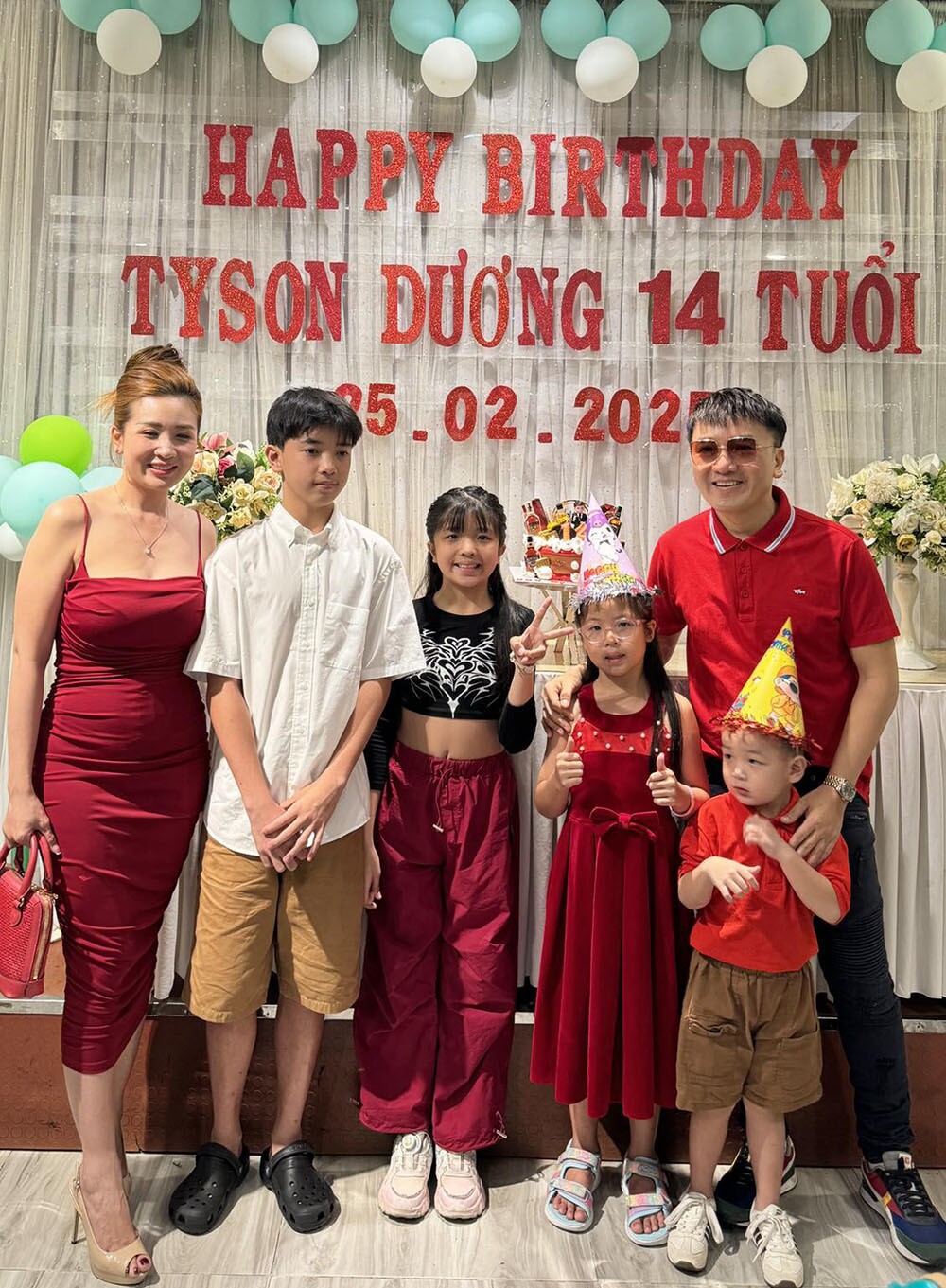 Phở (áo trắng) về Việt Nam và được bố tổ chức sinh nhật.