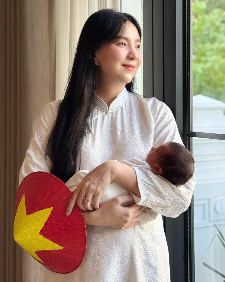 Mai Ngọc hạnh phúc đón con trai đầu lòng ở tuổi 35.