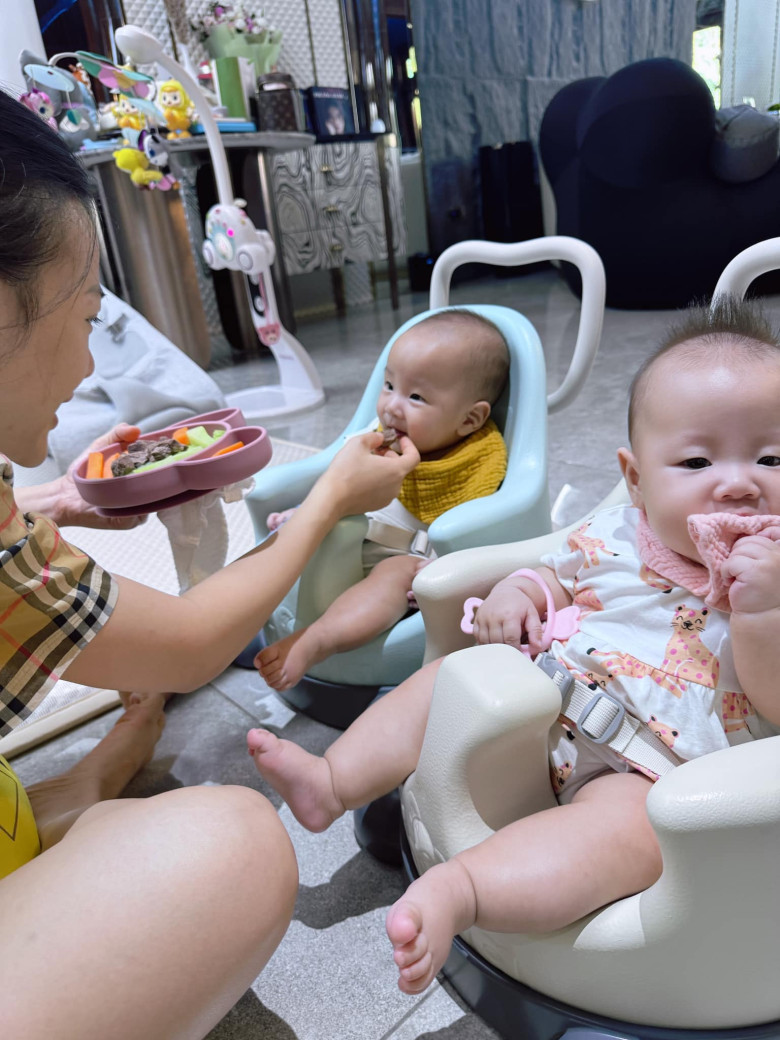 Phương Oanh tự vào bếp khi 2 con đến tuổi ăn dặm.