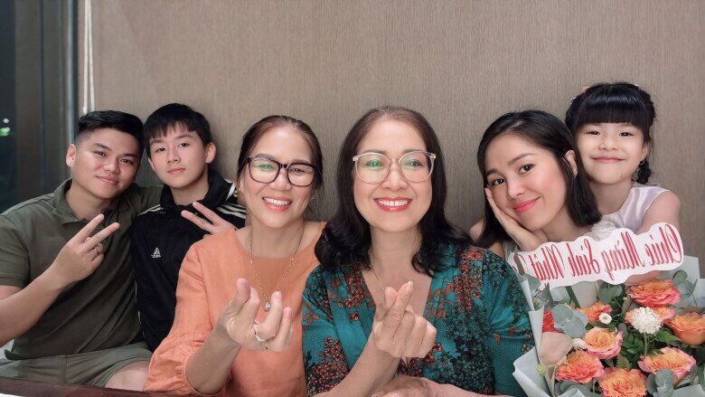 Lê Phương cùng 2 mẹ chụp ảnh thân thiết, khiến nhiều người ngưỡng mộ.