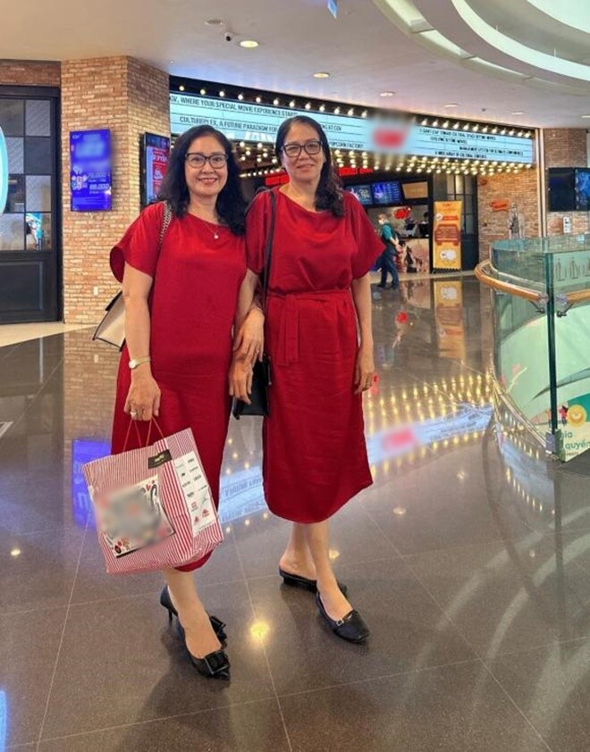 Mẹ chồng và mẹ ruột của Lê Phương thường cùng nhau đi chơi, nói chuyện thân mật.