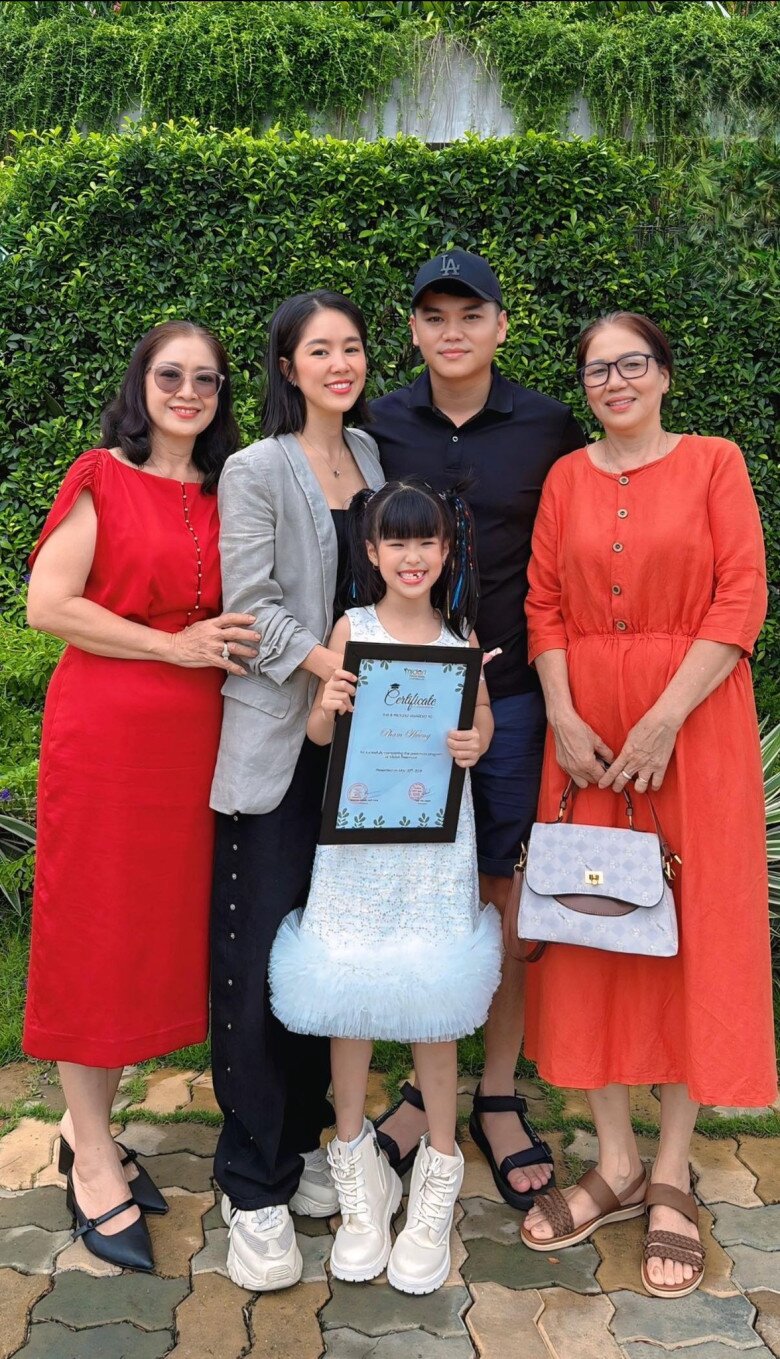 Vợ chồng Lê Phương và 2 bà nội, ngoại đến dự lễ tốt nghiệp của bé Bông.