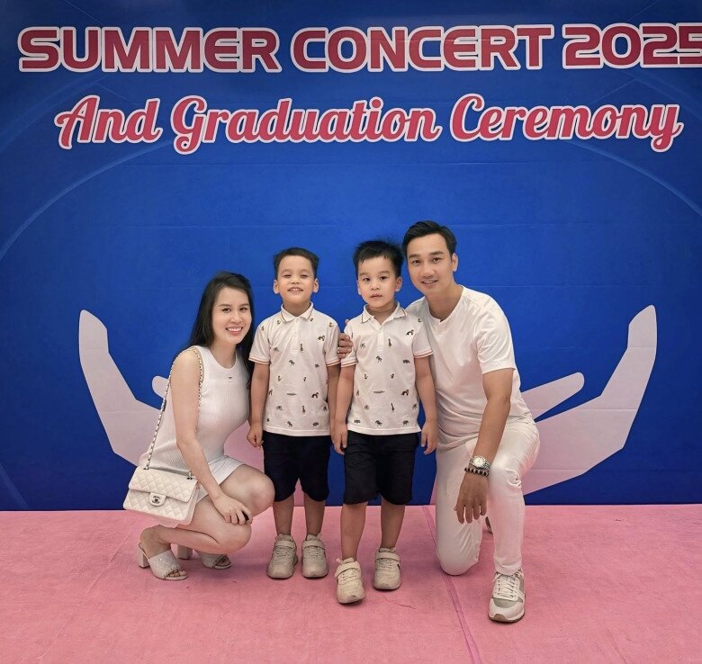 Vợ chồng nam MC cho 2 con mặc đồ giống hệt nhau.