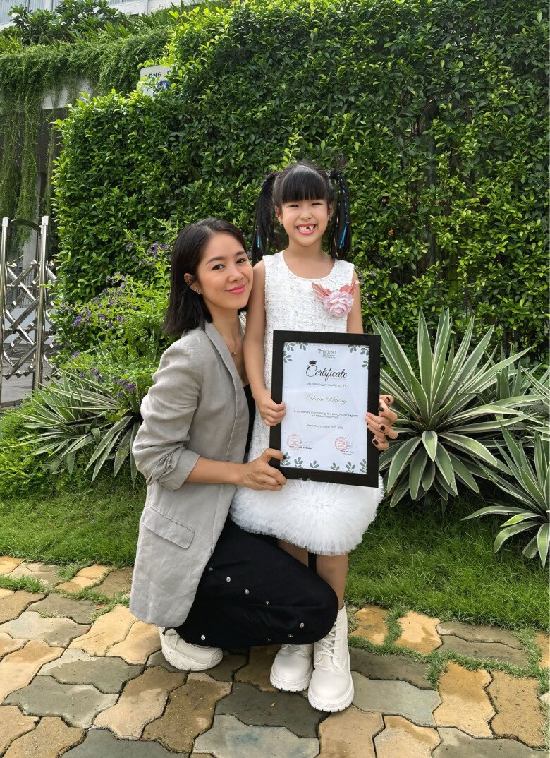 Con gái Lê Phương được nhận xét giống học sinh cấp 1.