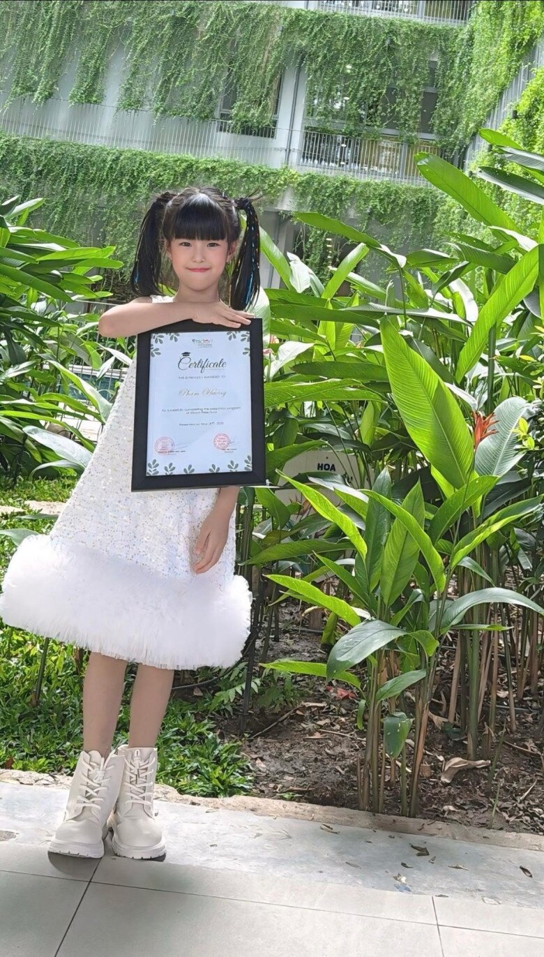 Nhóc tì sở hữu đôi chân dài, chiều cao vượt trội.