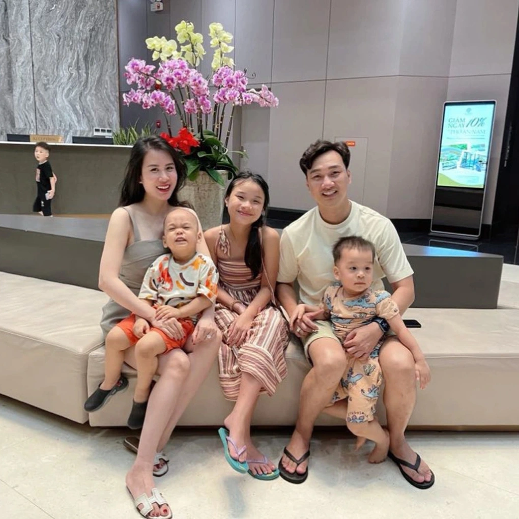 Cô bé Zon thường ra Hà Nội để gặp bố và các em vào dịp nghỉ hè.