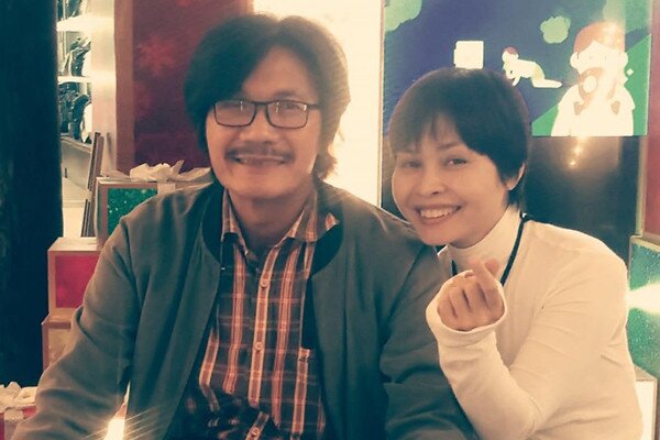 Vợ của Tiết Cương cũng làm nghệ thuật.