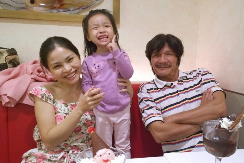 Công Ninh kết hôn với vợ kém 22 tuổi và có con gái ở tuổi U60.