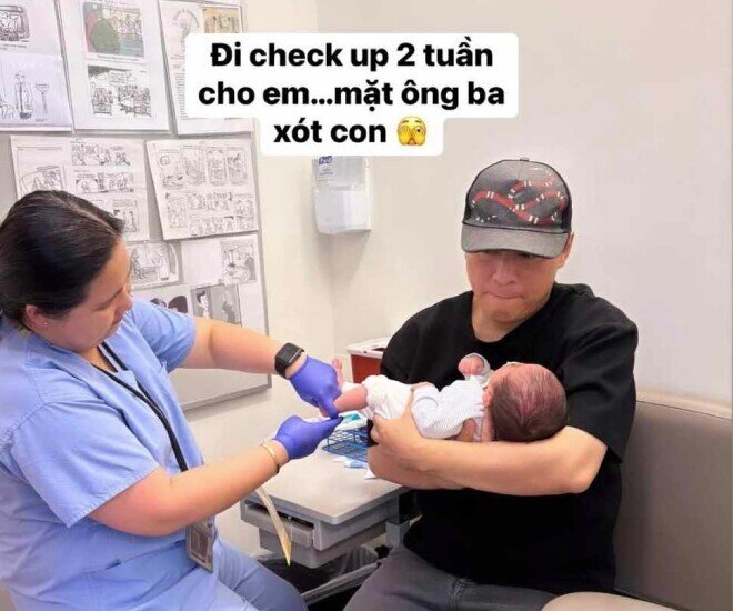 Nam ca sĩ bế quý tử đi khám tổng quát.