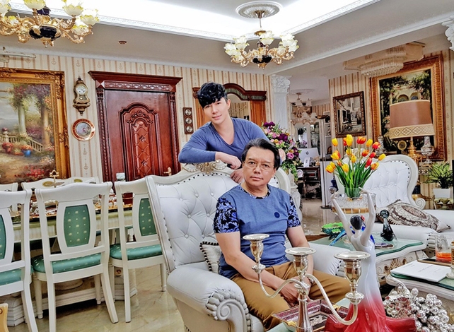 Nathan Lee sốc khi bố đột ngột qua đời.