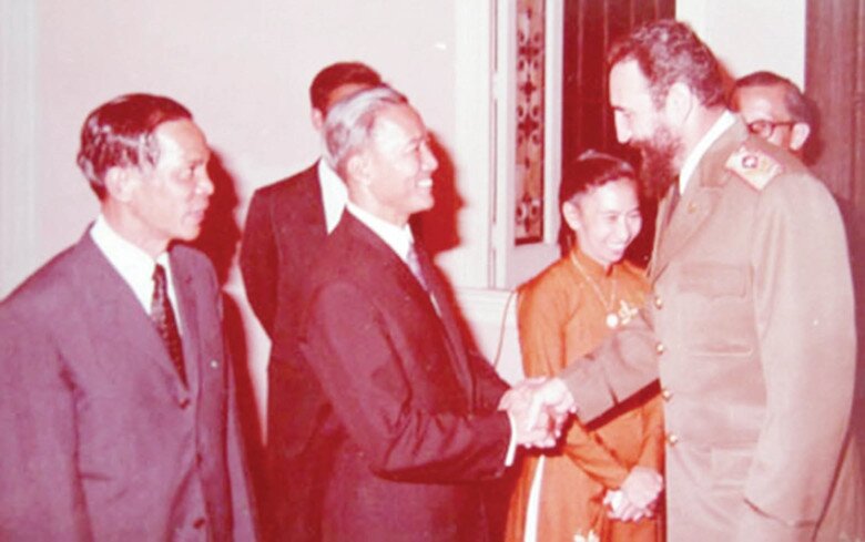 Đại sứ Hà Văn Lâu với Chủ tịch Fidel Castro tại Cuba.