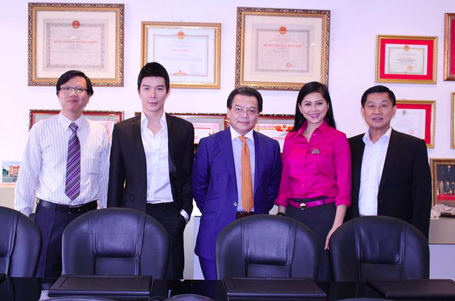 Bố của nam ca sĩ (trang phục xanh) là nhà ngoại giao nổi tiếng.
