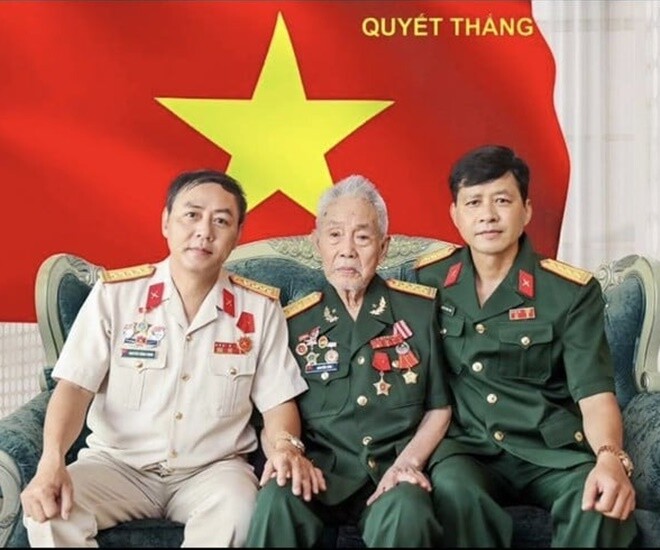 Ông nội, bố, bác của Chi Pu đều mang quân hàm Đại tá.