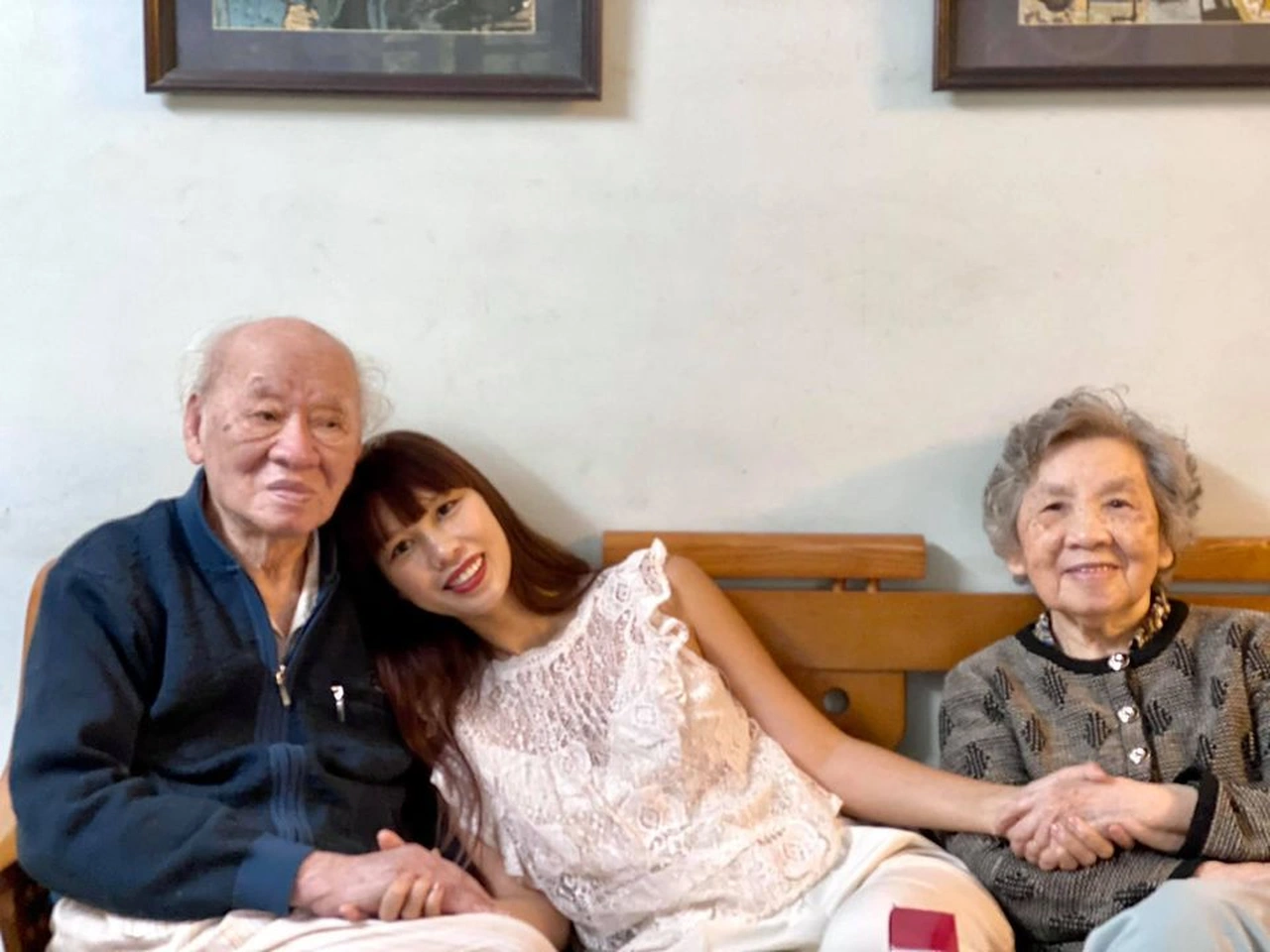 Hà Anh chia sẻ hình ảnh bên ông bà nội.