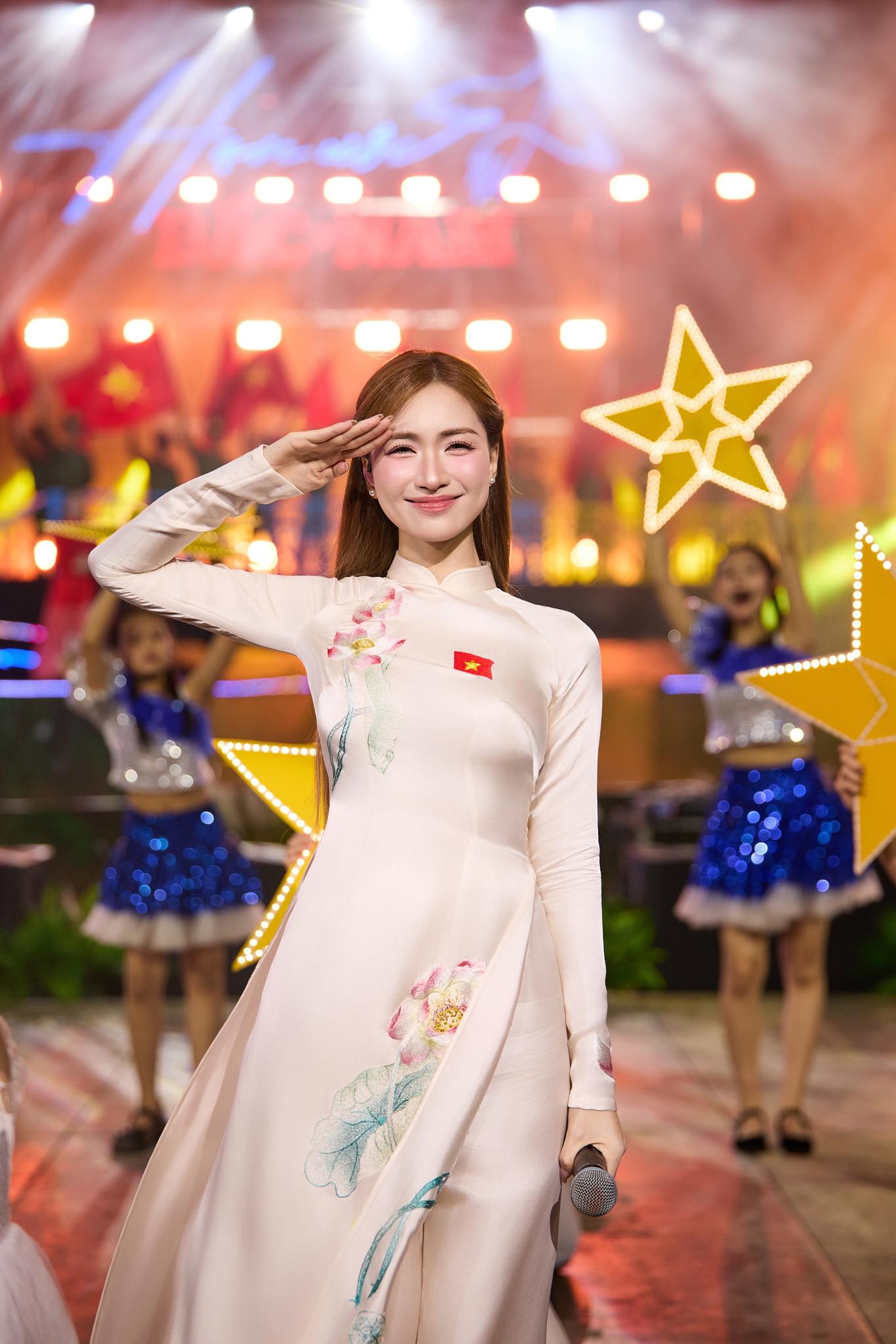 Hòa Minzy luôn thể hiện tình yêu nước, nhiệt tình tham gia các sự kiện từ thiện.