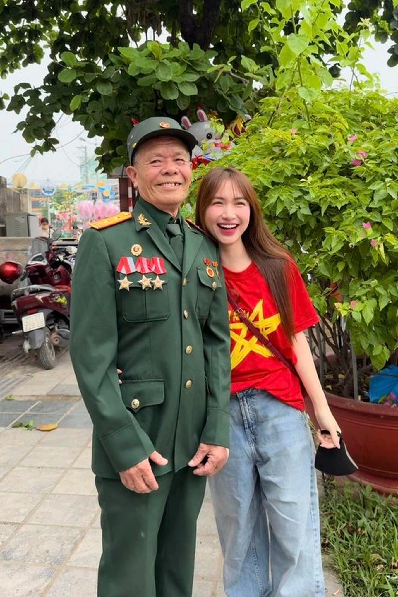Hòa Minzy đưa ông nội đến Điện Biên vào năm 2024.