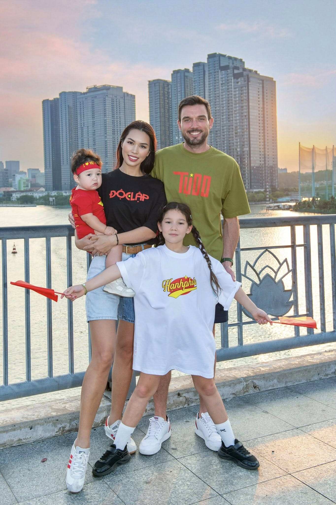 Hà ANh hiện có cuộc sống viên mãn bên chồng Tây và 2 con.