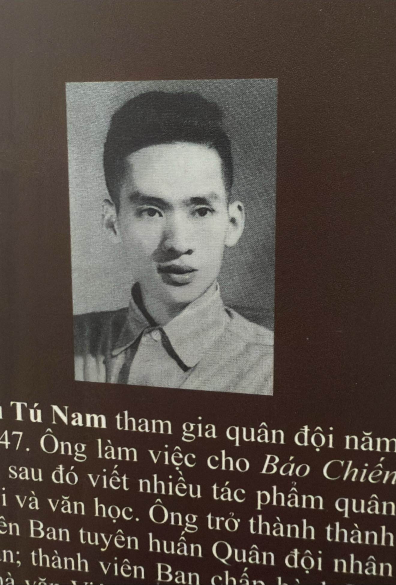 Ông nội của nữ người mẫu vừa là chiến sĩ bộ đội kiên cường và nhà văn.