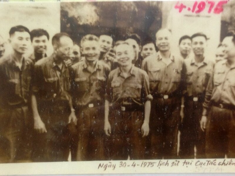 Chi Pu chia sẻ bức ảnh Đại tướng Võ Nguyên Giáp chụp cùng các cán bộ đang trực tại Sở Chỉ huy lúc 11h ngày 30/4/1975.