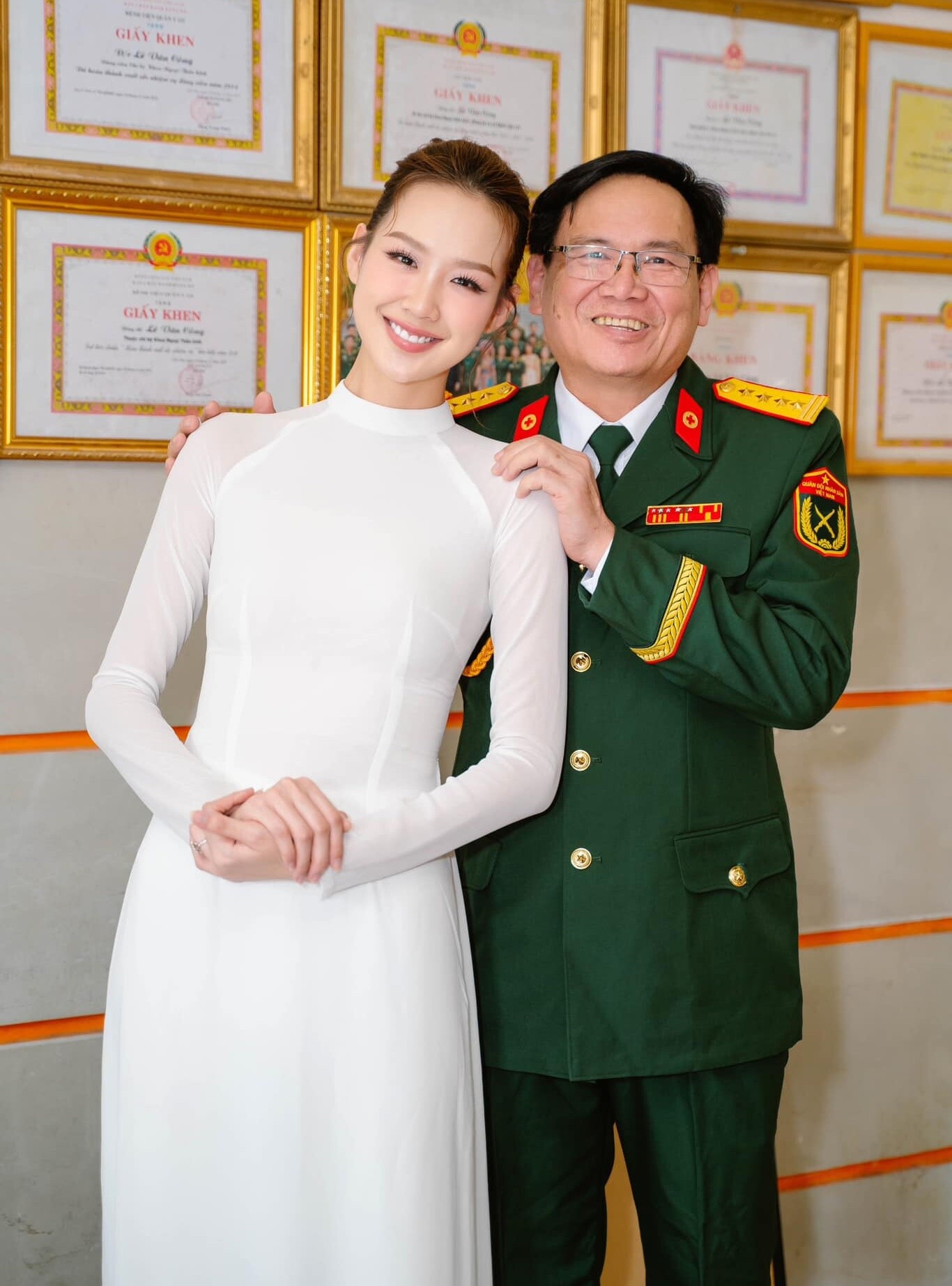 Hoa hậu Bảo Ngọc có bố là bác sĩ quân y, mang quân hàm Đại tá.