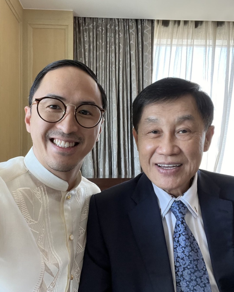 Louis Nguyễn chụp ảnh cùng bố ruột là vua hàng hiệu.