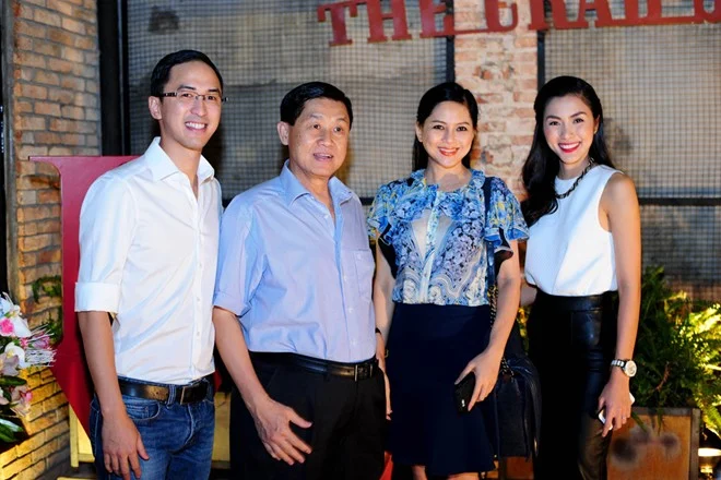 Vợ chồng vị tỷ phú chụp ảnh cùng con trai Louis Nguyễn và con dâu Tăng Thanh Hà.