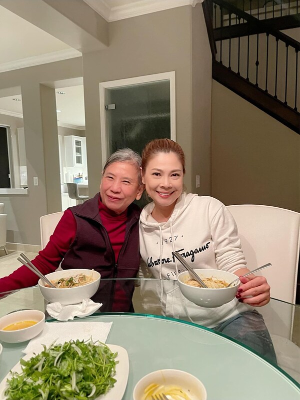 Thanh Thảo hạnh phúc khi được mẹ chồng coi như ruột thịt, chiều chuộng hết mực.