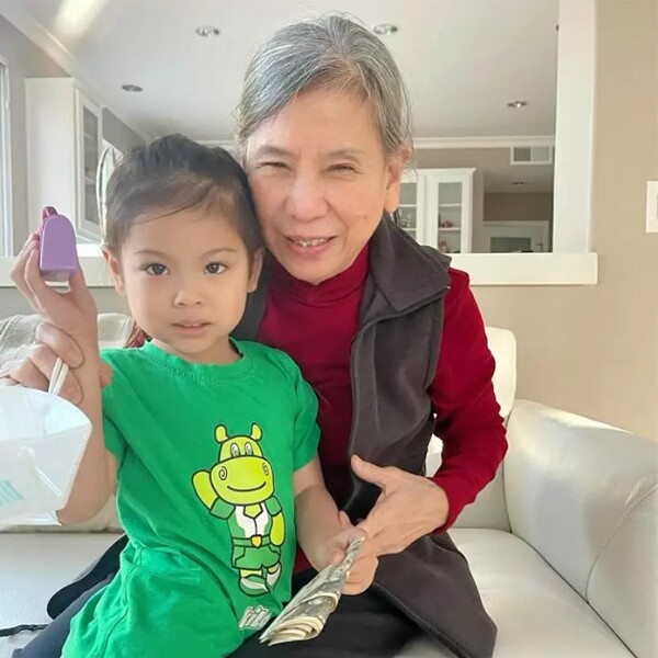 Cô bé Talia thường nói chuyện với bà bằng tiếng Trung.