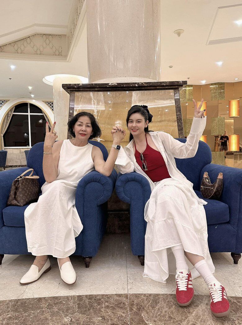 Trương Quỳnh Anh thừa hưởng nhiều nét đẹp từ mẹ.