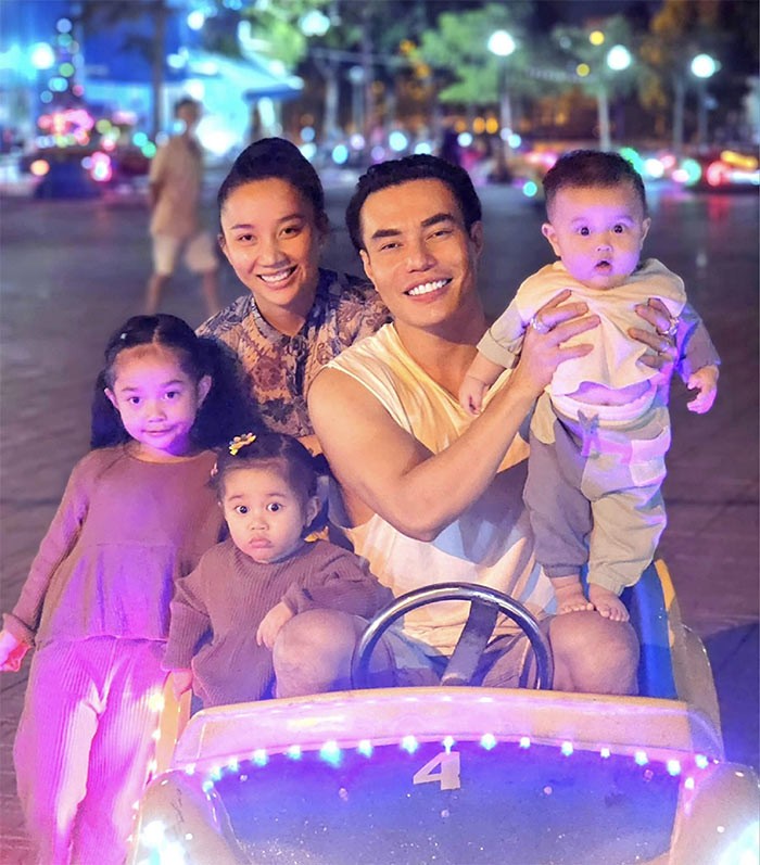 Cặp đôi có 3 con đủ nếp, đủ tẻ vô cùng hạnh phúc.