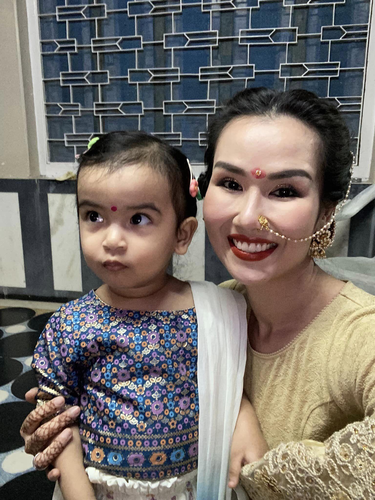 Võ Hạ Trâm đưa con gái về Ấn Độ thăm gia đình nhà nội.