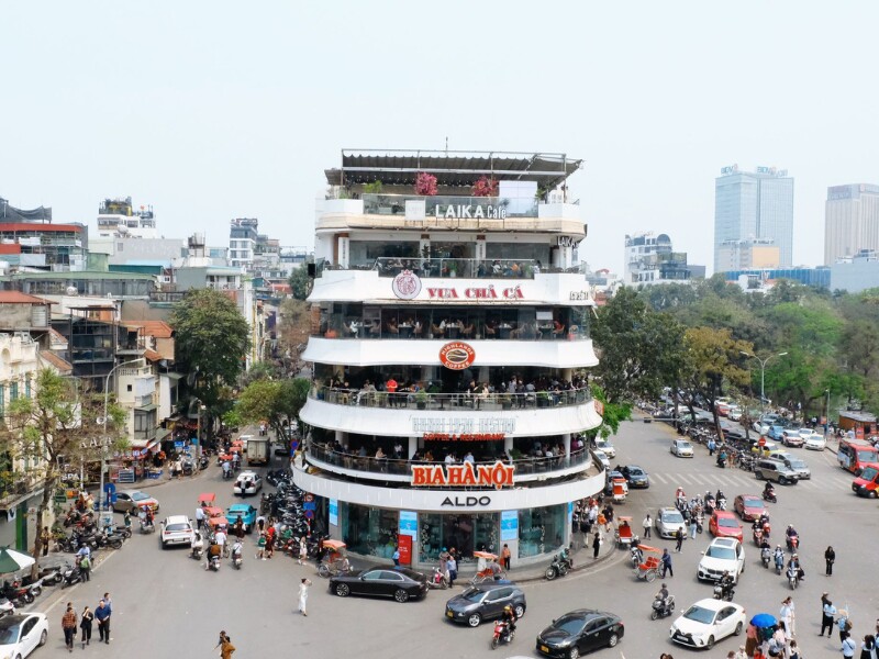 Ngay khi biết tin "Hàm cá mập" sắp bị phá dỡ, đông đảo người dân và du khách đã ghé thăm, chụp ảnh lưu niệm để lưu giữ hình ảnh với toà nhà này.(Ảnh: Linh Julian)