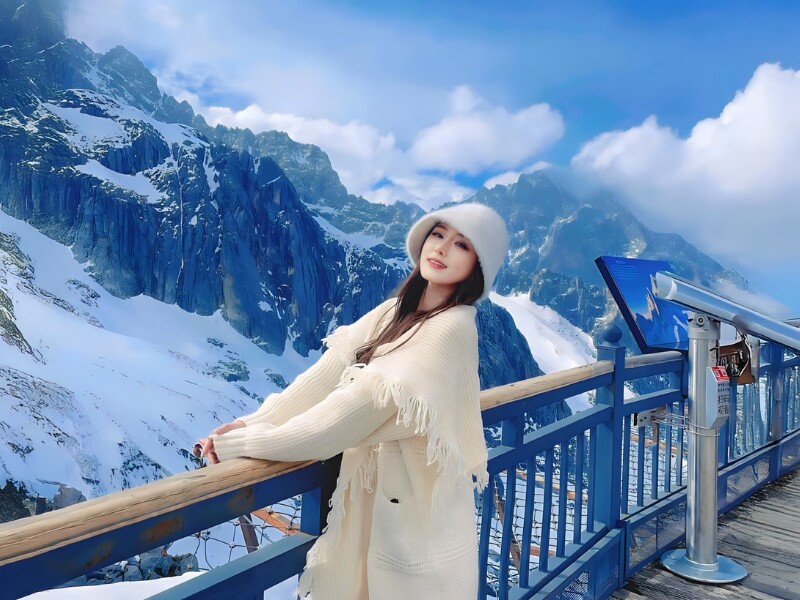 Vài năm gần đây, núi Tuyết Ngọc Long hay Ngọc Long Tuyết Sơn thu hút du khách chọn Tour Lệ Giang bởi màn tuyết phủ trắng xóa quanh năm. (Ảnh: Huy Gao)