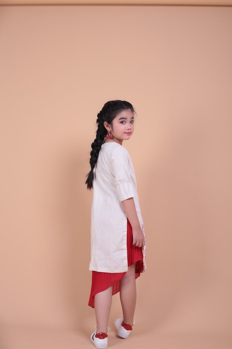 Với phong cách tươi sáng, năng động, nữ diễn viên nhí thường xuyên nhận về nhiều lời khen của cộng đồng mạng.
