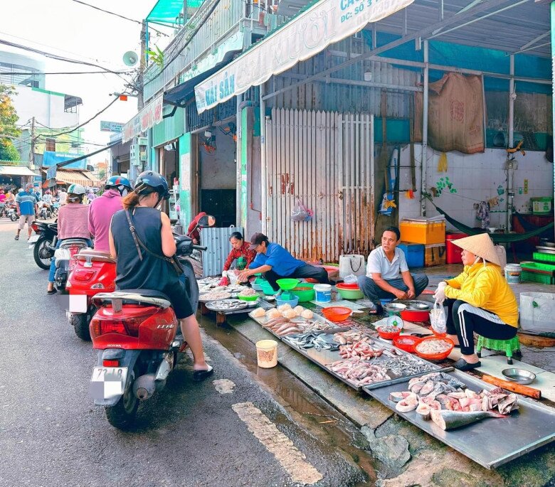 Dân địa phương mách bạn khu chợ mua hải sản rẻ nhất Vũng Tàu, ai đến cũng mê không muốn về - 2