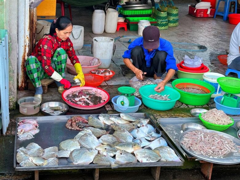 Dân địa phương mách bạn khu chợ mua hải sản rẻ nhất Vũng Tàu, ai đến cũng mê không muốn về - 3