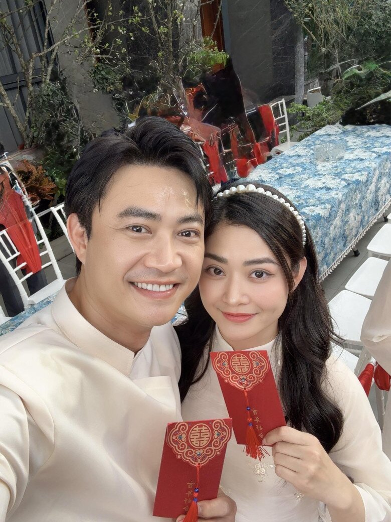 Tiến Lộc bên hạnh phúc hiện tại, cặp đôi thường được khen có tướng phu thê, nét mặt giống nhau.