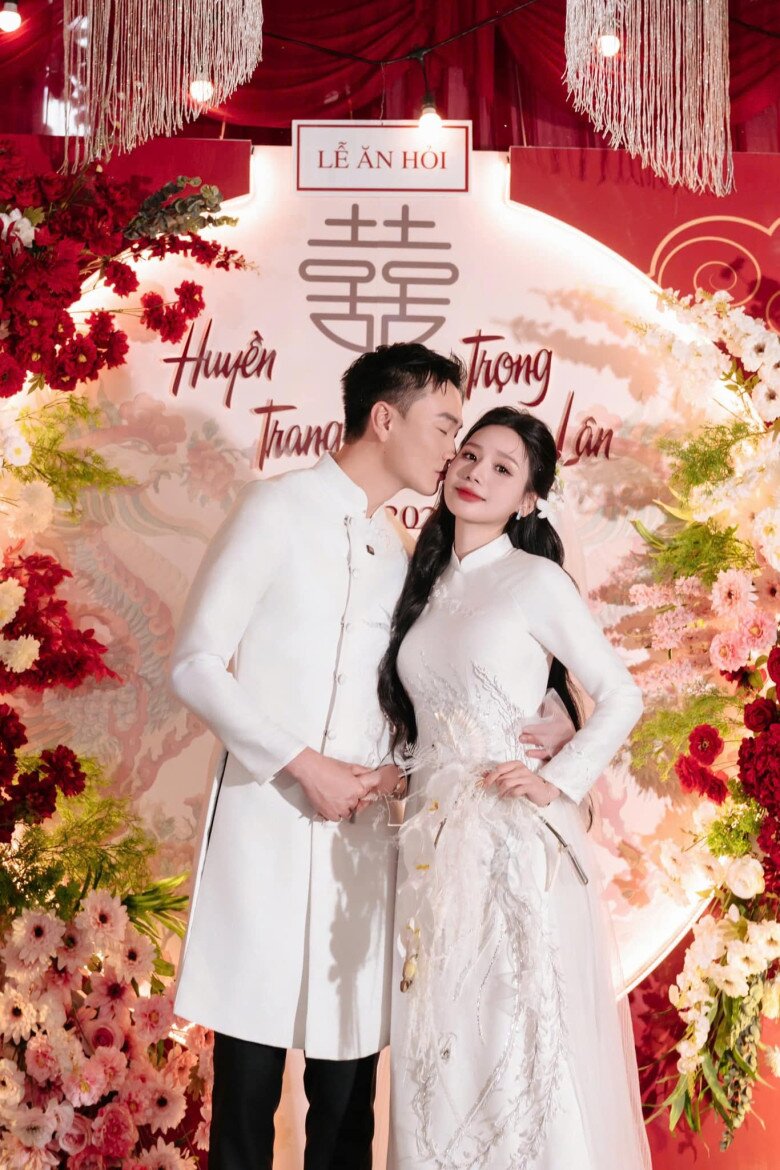 Bà xã Trọng Lân sinh năm 1999, tên thật là Nguyễn Thị Huyền Trang (biệt danh Bé Chang) là một streamer nổi tiếng.