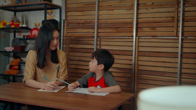 Nam – cô gái trẻ ở cùng khu trọ với gia đình Bắc lại thầm thương trộm nhớ anh dù anh đã có vợ con.