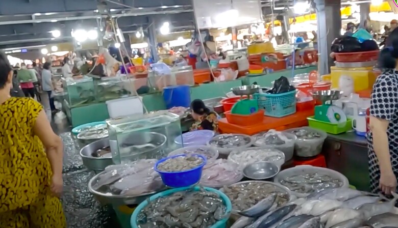 Giữa lòng An Giang có khu chợ bán đủ thứ: Lúc nào cũng tắc đường vì chợ quá đông đúc - 6