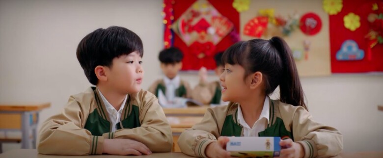 Bé Bắp (An Nhiên) – con gái của Tuấn và Khoai (Gia Nghĩa) – con trai của Oanh lại khiến khán giả “đổ rầm” vì tạo hình dễ thương và diễn xuất tự nhiên.