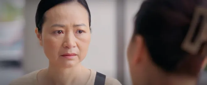 Tuyết (NSƯT Linh Huệ) thế chỗ của Ngà, chính thức trở thành người giúp việc của gia đình Tuấn.