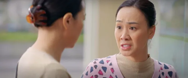 Ngà chính là cô giúp việc nhà Oanh, chỉ đang tranh thủ giờ rảnh để sang nhà Tuấn giúp việc, kiếm thêm.