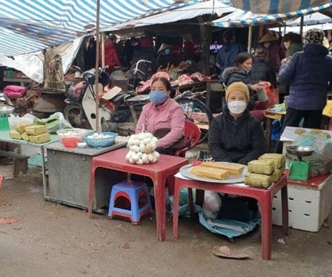Giữa lòng Hà Nam có một phiên chợ cổ amp;#34;vượt thời gianamp;#34;, đi qua lúc nào cũng thơm nức bởi một món đặc sản chỉ ở đây mới có - 1