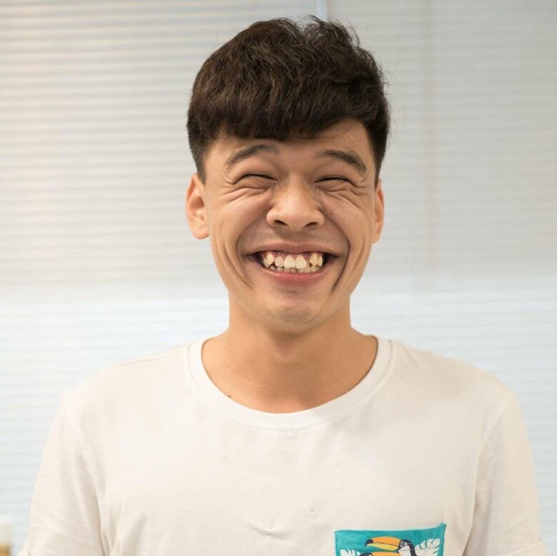 Trung Ruồi bắt đầu sự nghiệp từ các tiểu phẩm hài trên YouTube, tạo nên sức hút đặc biệt nhờ nét diễn hài hước, gần gũi và khuôn mặt có biểu cảm đa dạng.