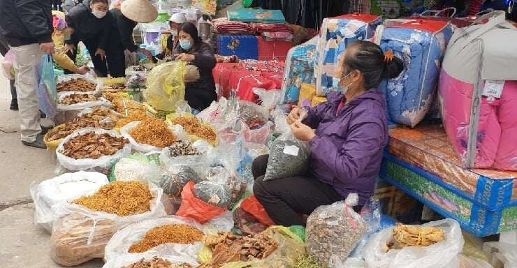 Giữa lòng Hà Nam có một phiên chợ cổ amp;#34;vượt thời gianamp;#34;, đi qua lúc nào cũng thơm nức bởi một món đặc sản chỉ ở đây mới có - 5