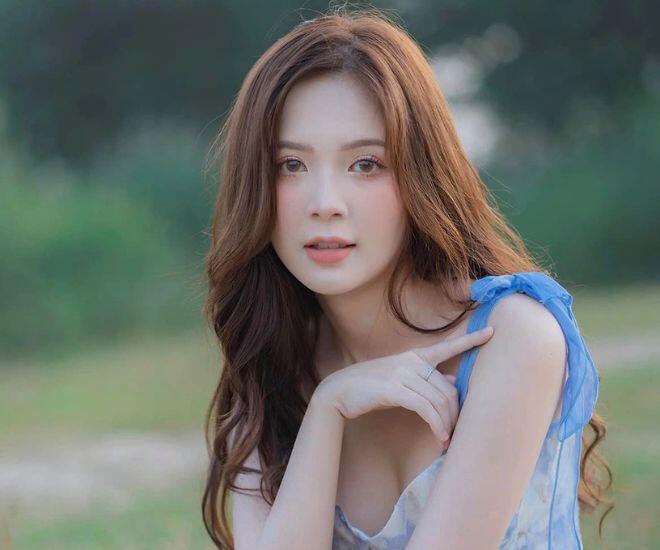 Diện mạo nhỏ nhắn, đôi mắt to tròn cùng nụ cười tươi tắn giúp Ngọc Huyền dễ dàng “ăn gian” tuổi thật.