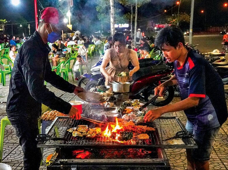 Du lịch Cà Mau không ghé loạt chợ đêm này thì phí cả chuyến đi, muốn mua gì cũng có - 4